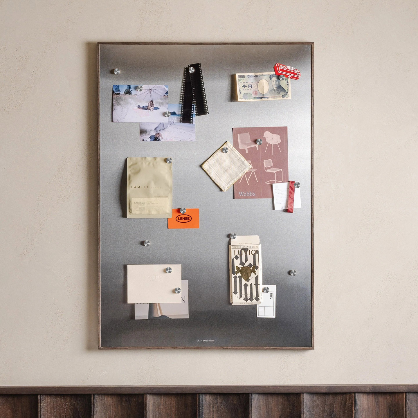 Desk Setup Photo - Owinięta ramą metalowa tablica magnetyczna do